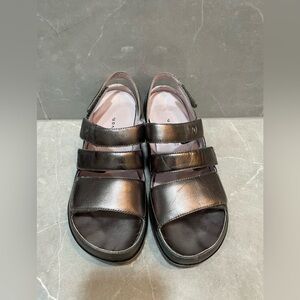 Aravon Women’s Metallic Avant Garde Triple-Strap Comfy Casual Sandals Size 7